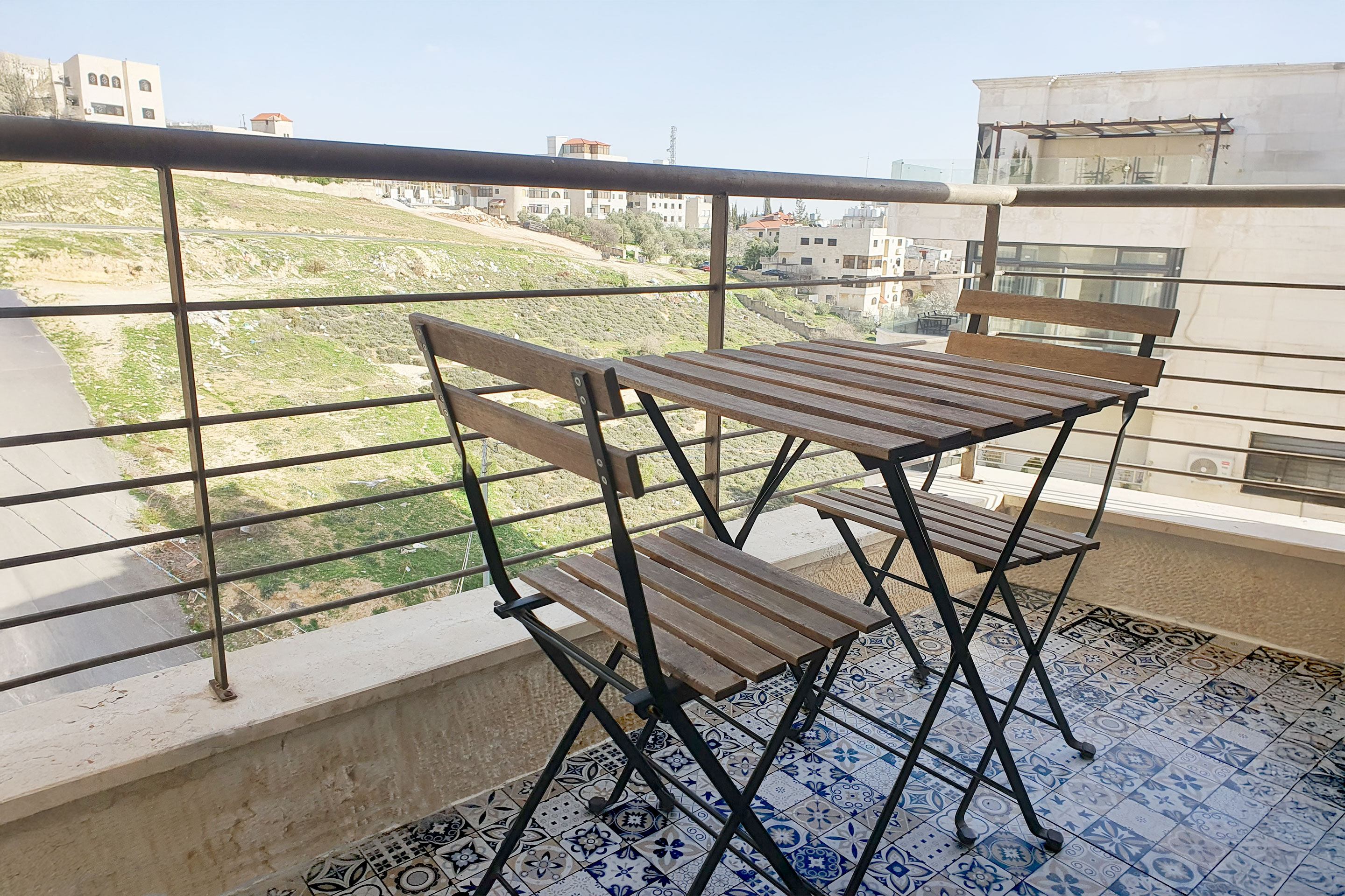 Bright Family 3BR w/ Balcony & Hill View